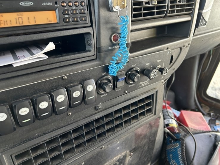 2012-chevrolet-express-paratransit-bus-image-23