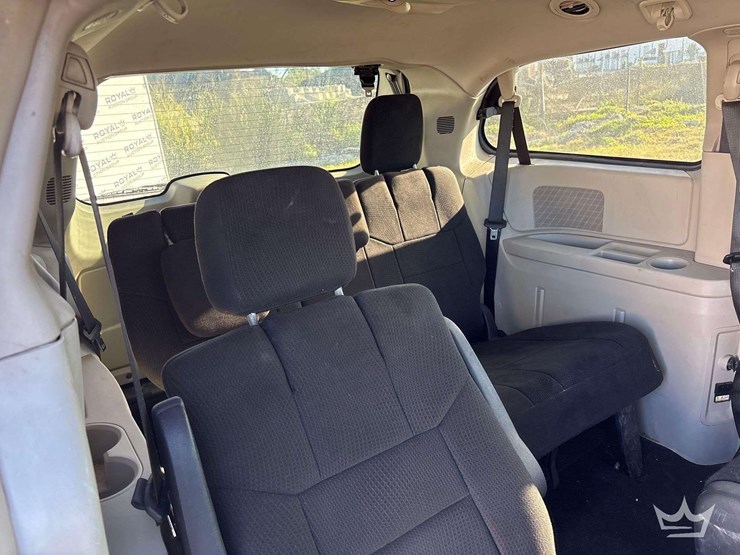 2016-chrysler-town-&-country-image-26