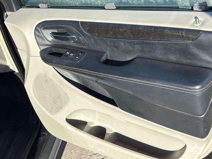 2016-chrysler-town-&-country-image-23