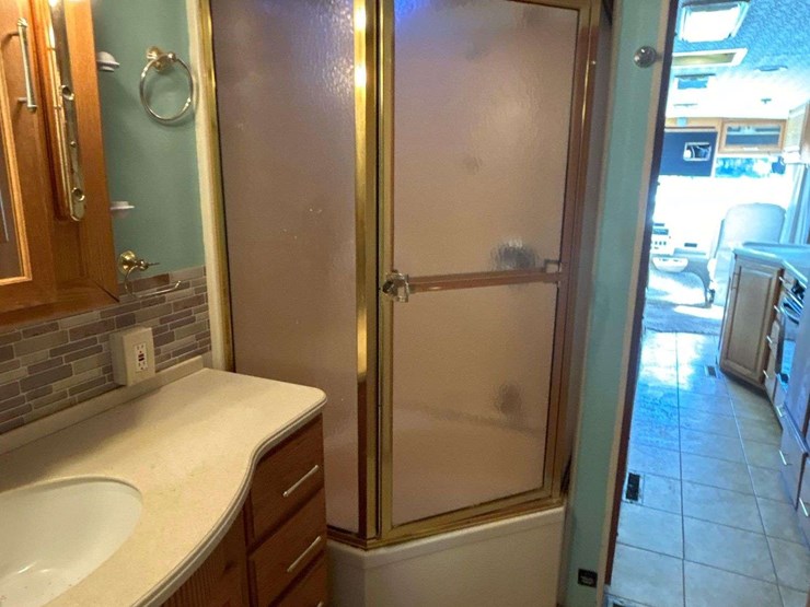 2004-winnebago-adventurer-38g-38ft.-class-a-motorhome-image-54