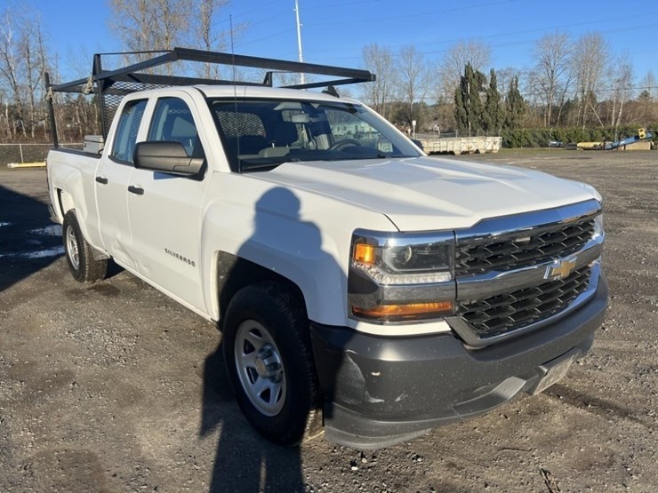 2017-chevrolet-silverado-crew-cab-pickup-image-2
