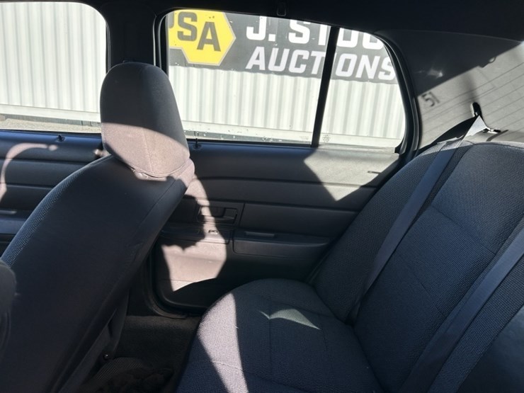 2004-ford-crown-victoria-sedan-image-22