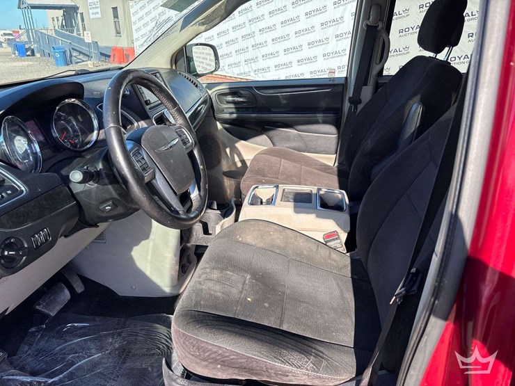 2016-chrysler-town-&-country-image-12