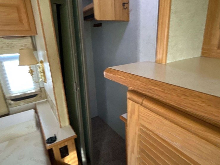 2004-winnebago-adventurer-38g-38ft.-class-a-motorhome-image-75