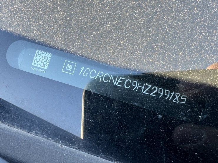 2017-chevrolet-silverado-crew-cab-pickup-image-9