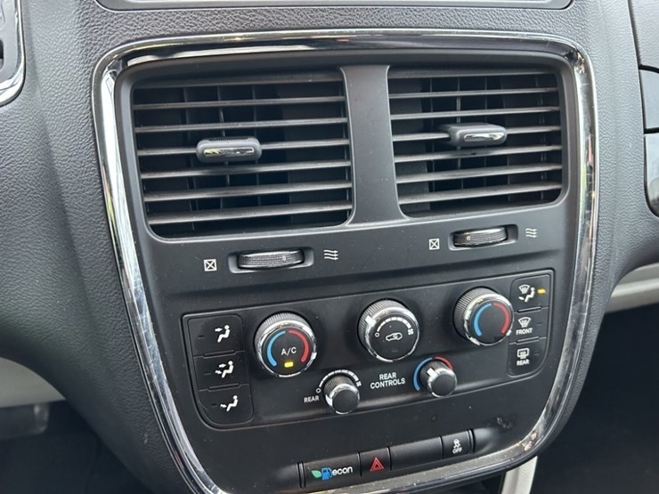 2011-dodge-grand-caravan-image-24