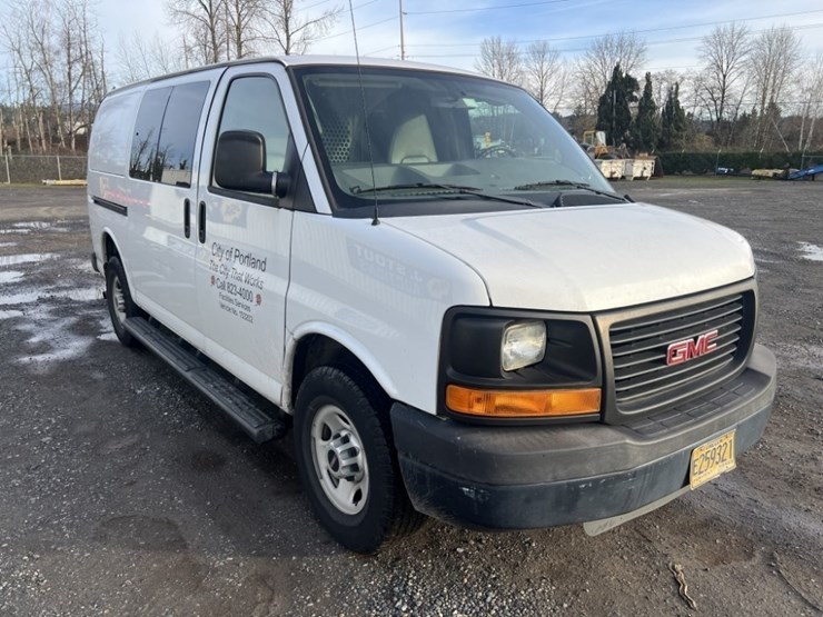 2012-gmc-savana-cargo-van-image-2