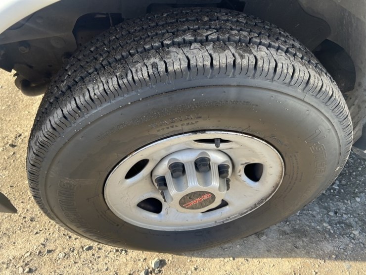 2019-gmc-savana-cargo-van-image-15