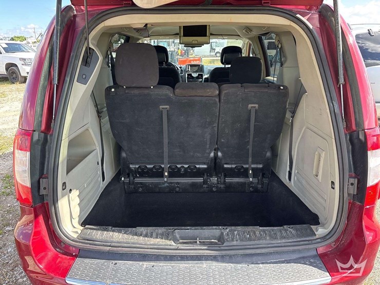 2016-chrysler-town-&-country-image-35