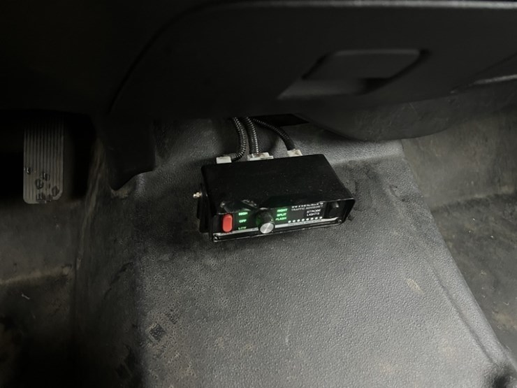 2015-gmc-sierra-crew-cab-4x4-pickup-image-30