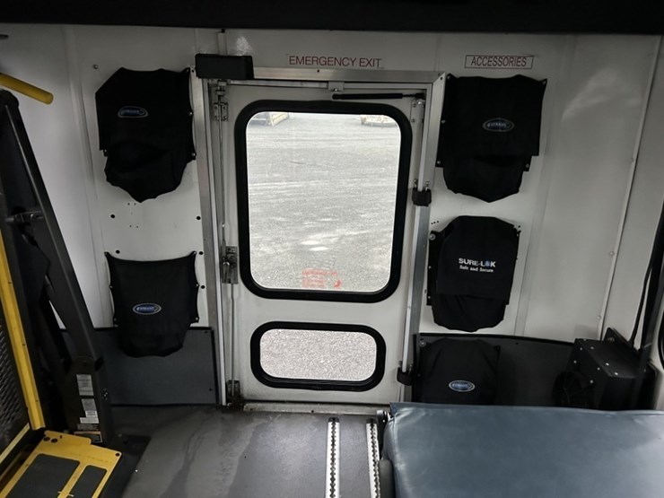 2011-chevrolet-express-paratransit-bus-image-23