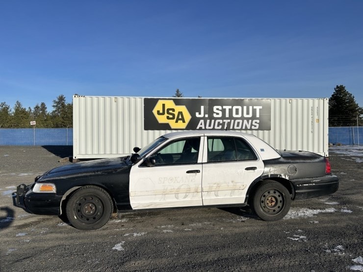 2011-ford-crown-victoria-sedan-image-2