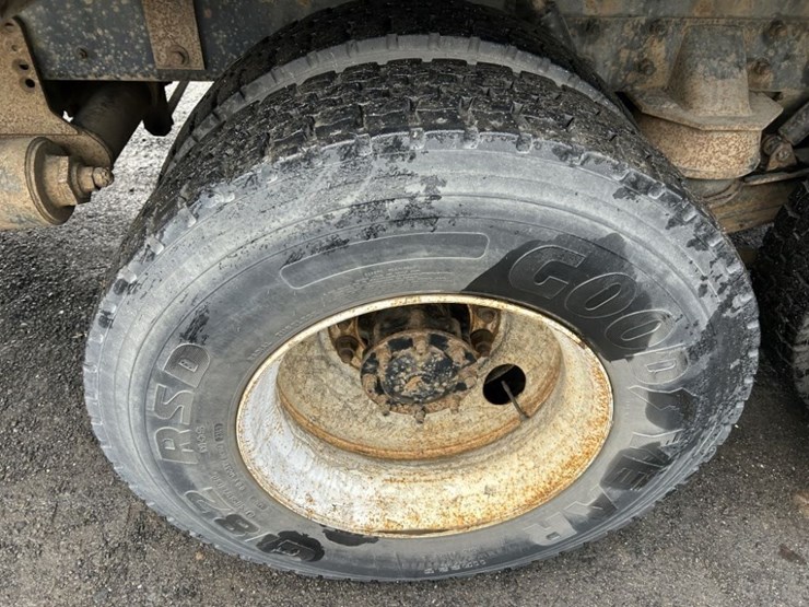 2001-freightliner-fl80-image-38