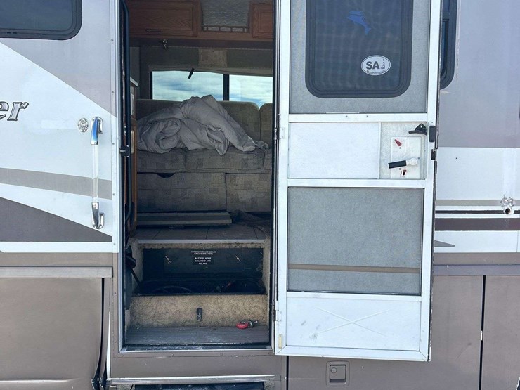 2004-winnebago-adventurer-38g-38ft.-class-a-motorhome-image-7