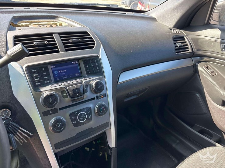 2015-ford-explorer-image-14