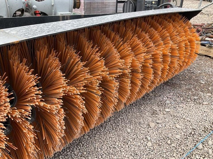 giyi-skid-steer-sweeper-attachment-image-5