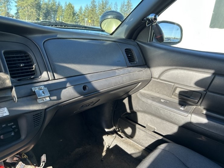 2009-ford-crown-victoria-sedan-image-14