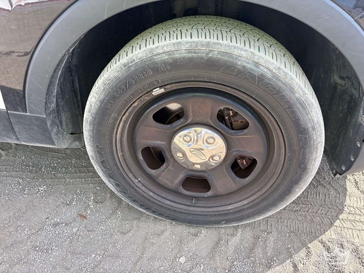 2017-ford-explorer-image-33