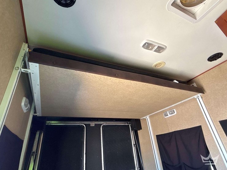 2012-crossroads-rv-elevation-t/a-5th-wheel-toy-hauler-travel-trailer-image-31