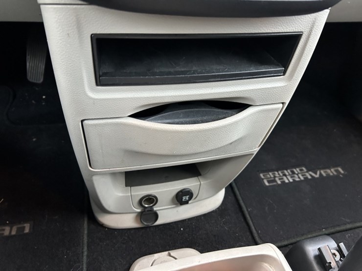 2011-dodge-grand-caravan-image-23