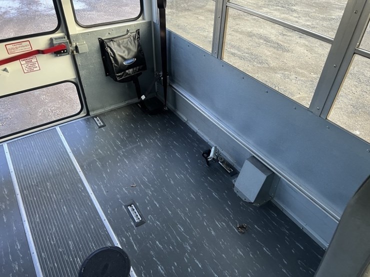 2004-ford-e350-sd-image-26