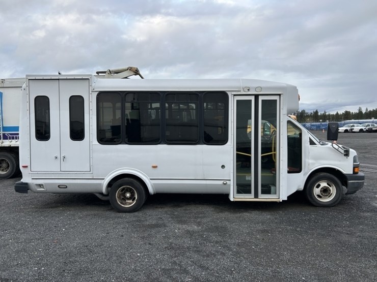 2011-chevrolet-express-paratransit-bus-image-6