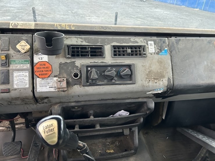 2001-freightliner-fl80-image-15