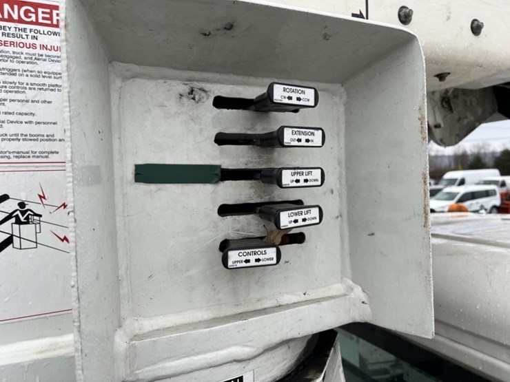 2012-freightliner-m2-bucket-truck-image-22