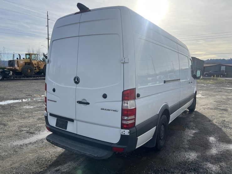 2016-mercedes-benz-sprinter-2500-image-4