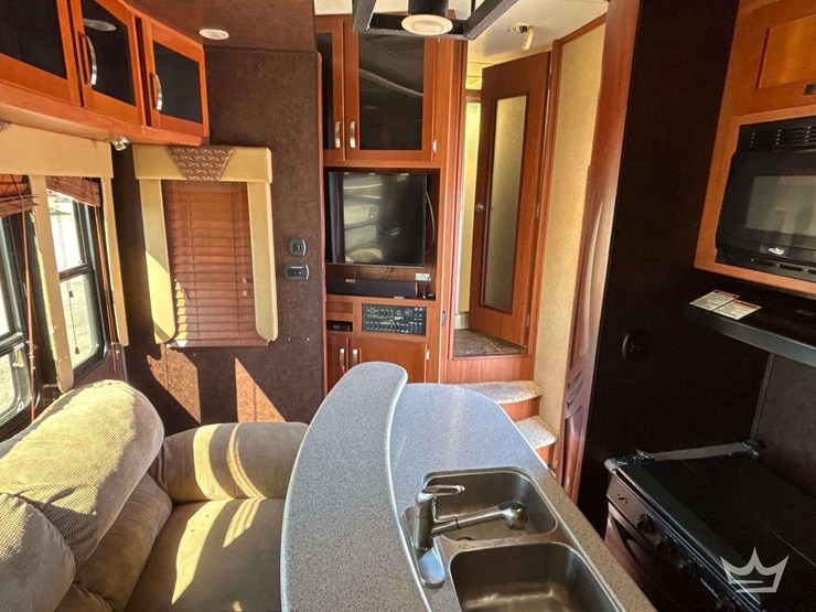 2012-crossroads-rv-elevation-t/a-5th-wheel-toy-hauler-travel-trailer-image-22