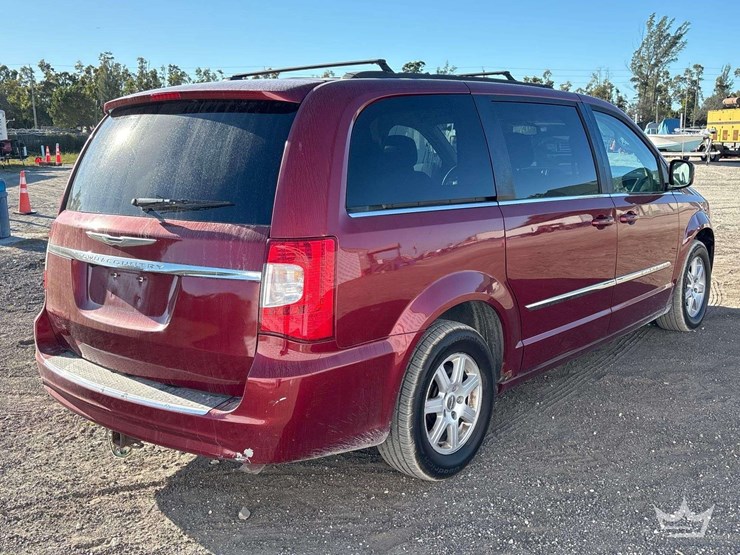 2016-chrysler-town-&-country-image-3