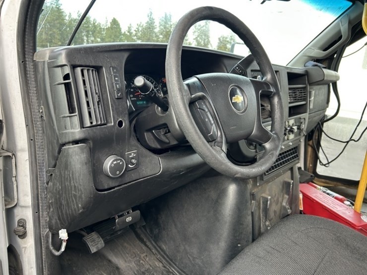 2016-chevrolet-express-paratransit-bus-image-17