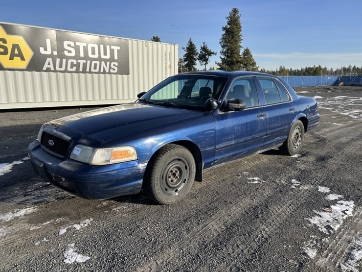 2004-ford-crown-victoria-sedan-image-1