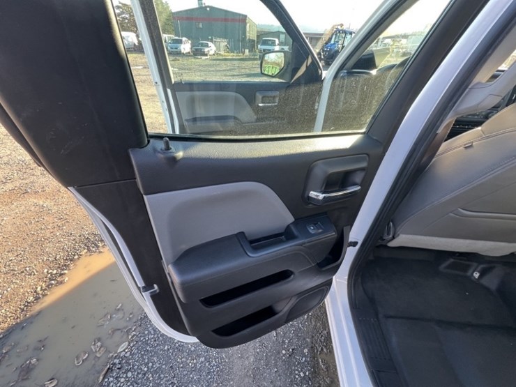 2017-chevrolet-silverado-crew-cab-pickup-image-24