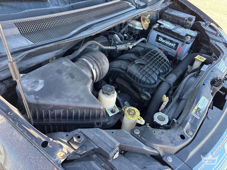 2016-chrysler-town-&-country-image-8