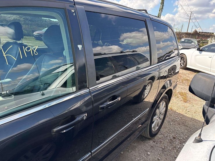 2016-chrysler-town-&-country-image-33