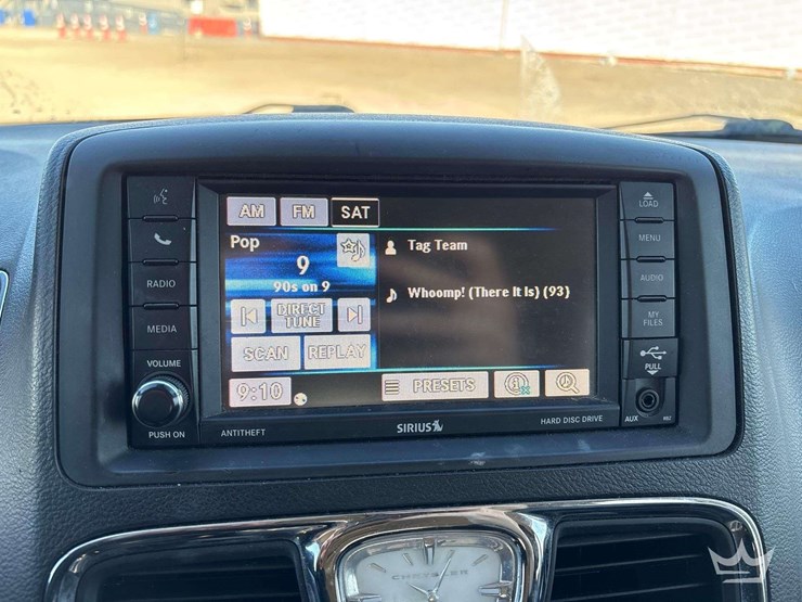 2016-chrysler-town-&-country-image-14