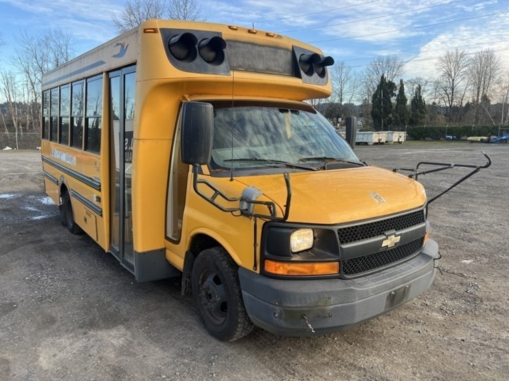 2012-chevrolet-express-school-bus-image-2