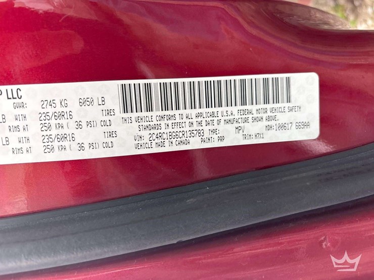 2016-chrysler-town-&-country-image-5