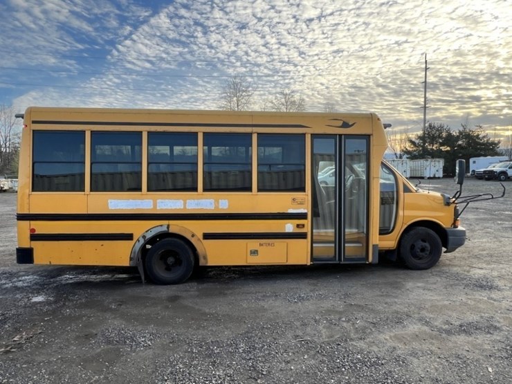 2012-chevrolet-express-school-bus-image-3