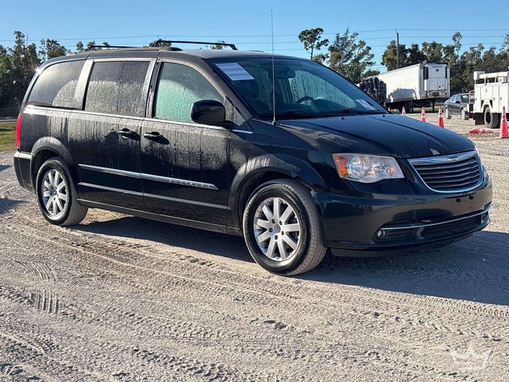 2016-chrysler-town-&-country-image-2