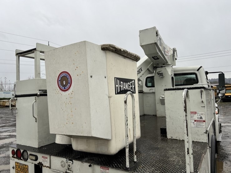 2012-freightliner-m2-bucket-truck-image-19