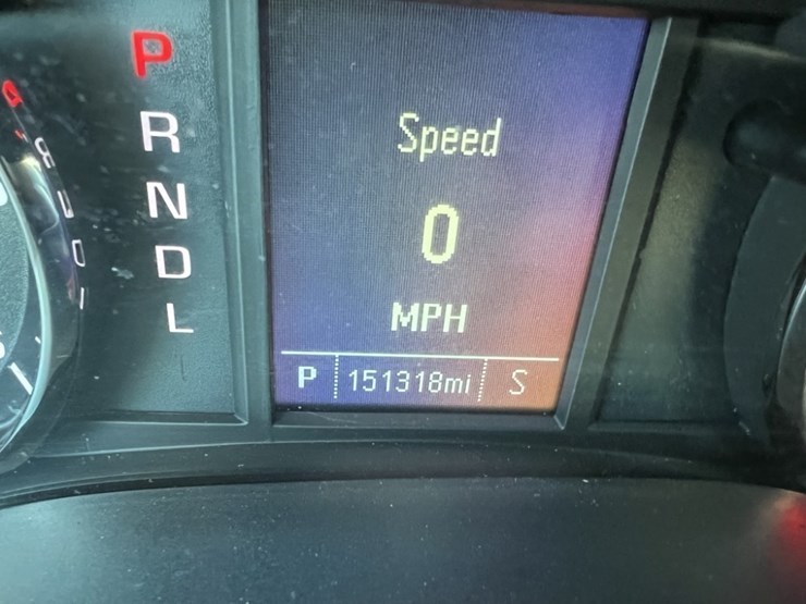 2017-chevrolet-silverado-crew-cab-pickup-image-28