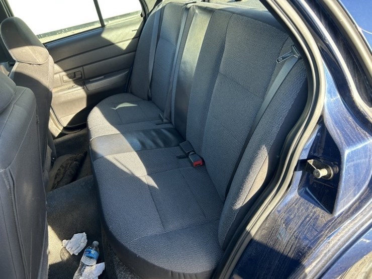 2004-ford-crown-victoria-sedan-image-23