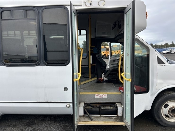 2011-chevrolet-express-paratransit-bus-image-18