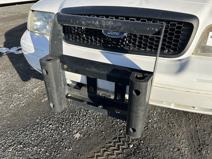 2009-ford-crown-victoria-sedan-image-24