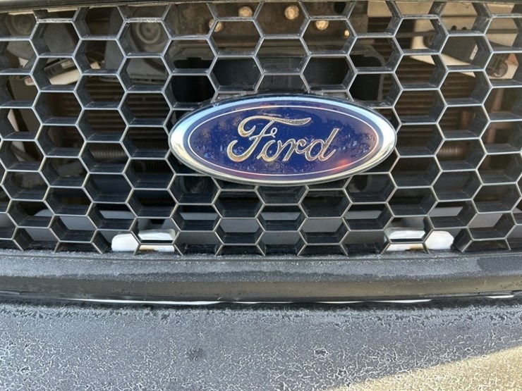 2011-ford-crown-victoria-sedan-image-9