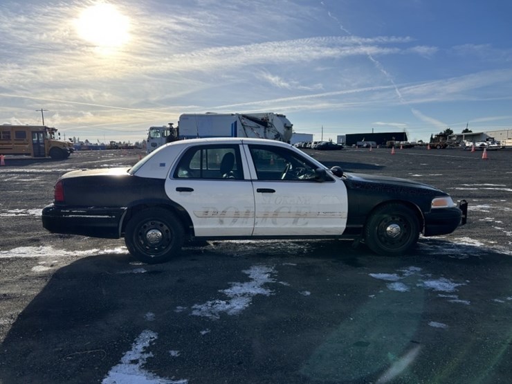 2011-ford-crown-victoria-sedan-image-6