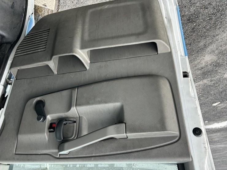 2016-chevrolet-express-paratransit-bus-image-18