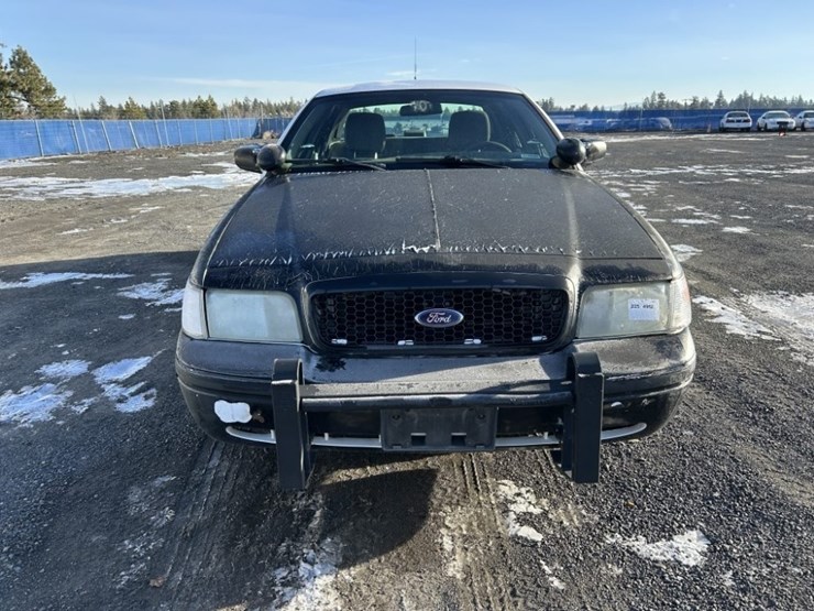 2011-ford-crown-victoria-sedan-image-8